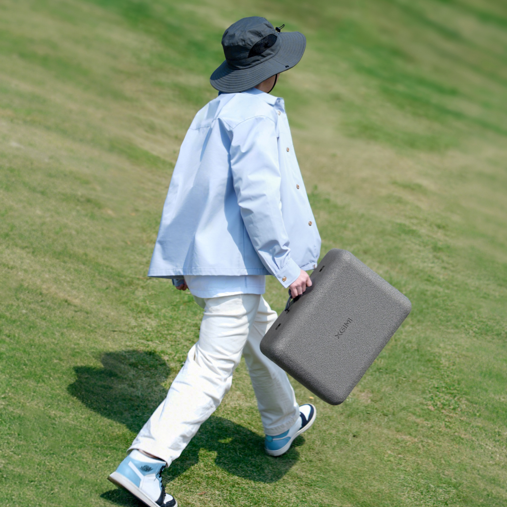 XGIMI MoGo 4 Laser Outdoor Projector Kit for on-the-go streaming (Kit de projecteur laser pour l'extérieur XGIMI MoGo 4 pour l'extérieur) : Petit projecteur laser, écran portable, support de sol/banque d'alimentation et filtres créatifs.